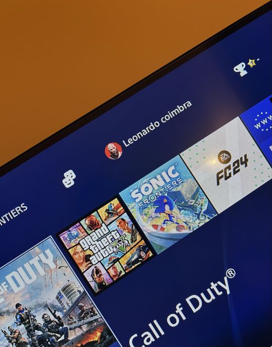 PS4 em ótimo estado com dois comandos.