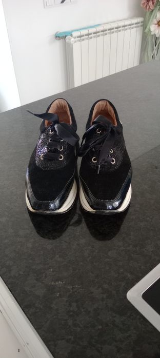 Sapatilhas  tipo  sapatos  em  preto com a base em branco