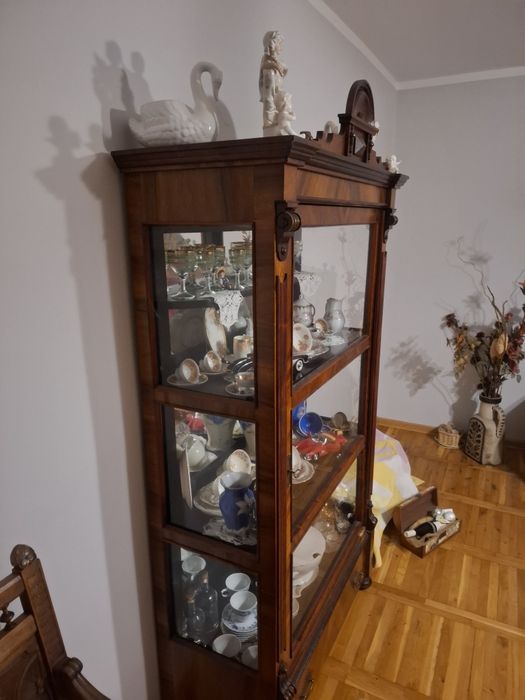 Sprzedam bardzo ładną serwantkę