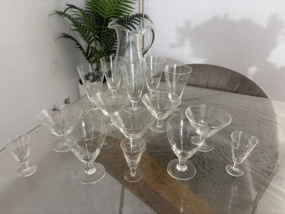 Conjunto de Copos e Taças em Vidro Gravado — 17 peças