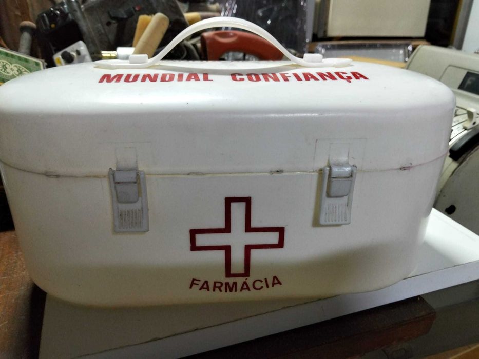 caixa de primeiros socorros vintage