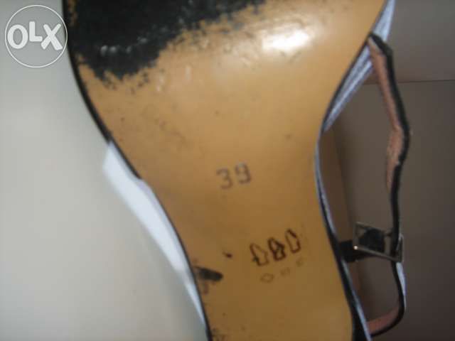 Sapatos stiletto em pele