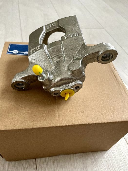 Супорт Ніссан задній. Лівий правий.