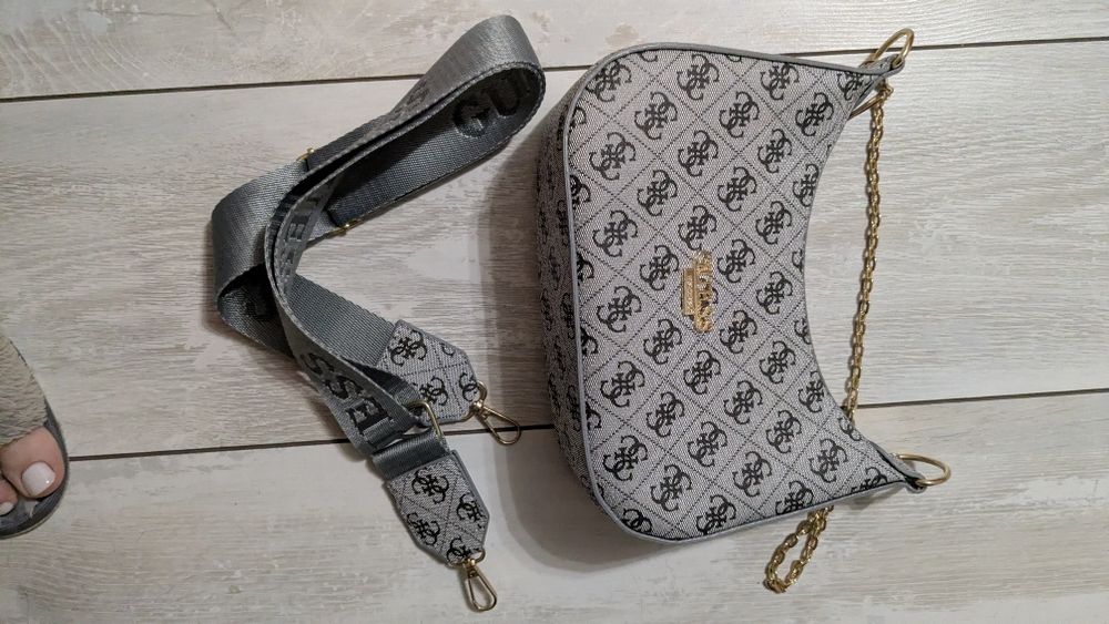 Сумочка багет Guess в сірому кольорі