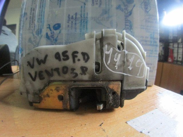 Fechadura / fecho porta frente direito VOLKSWAGEN Vento (1H2)