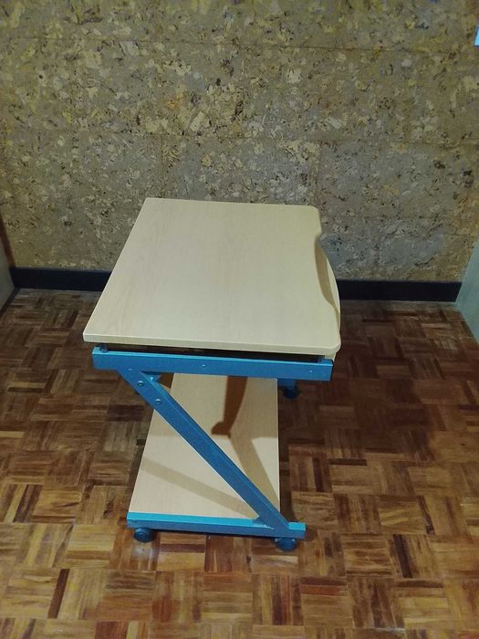 Mesa de Computador Pequena com Rodas — Setúbal