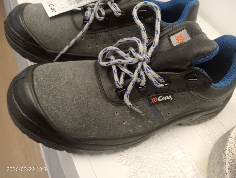 Sapatos de trabalho com palmilha de aço e também biqueira de aço