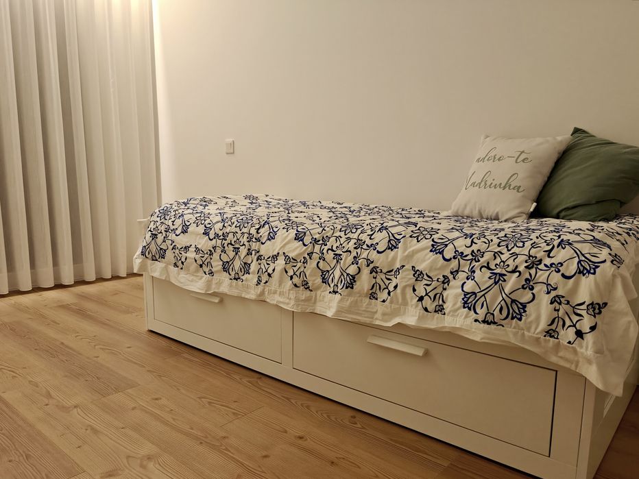 Cama individual e de casal com gavetas