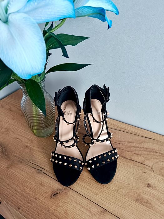 Nowe czarne sandały Roberto 37