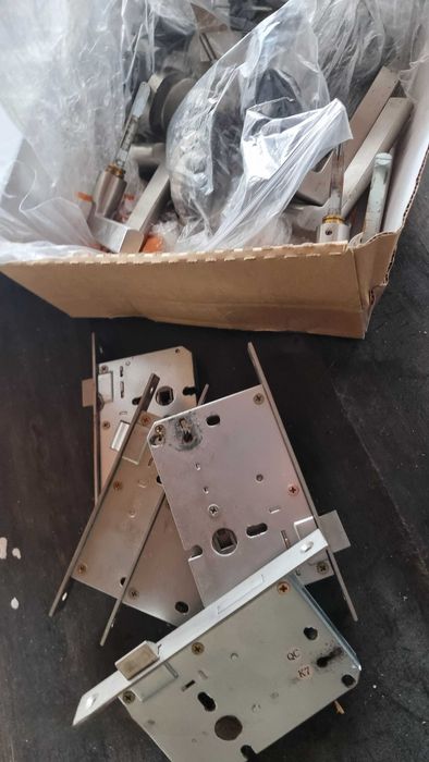 Portas Interiores em Madeira com Fechadura e Ferragens – 60€ cada