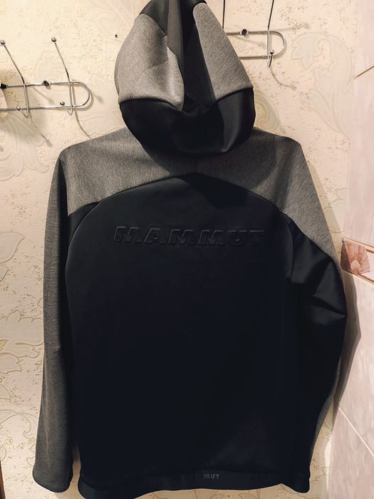 Кофта швейцарського бренду mammut