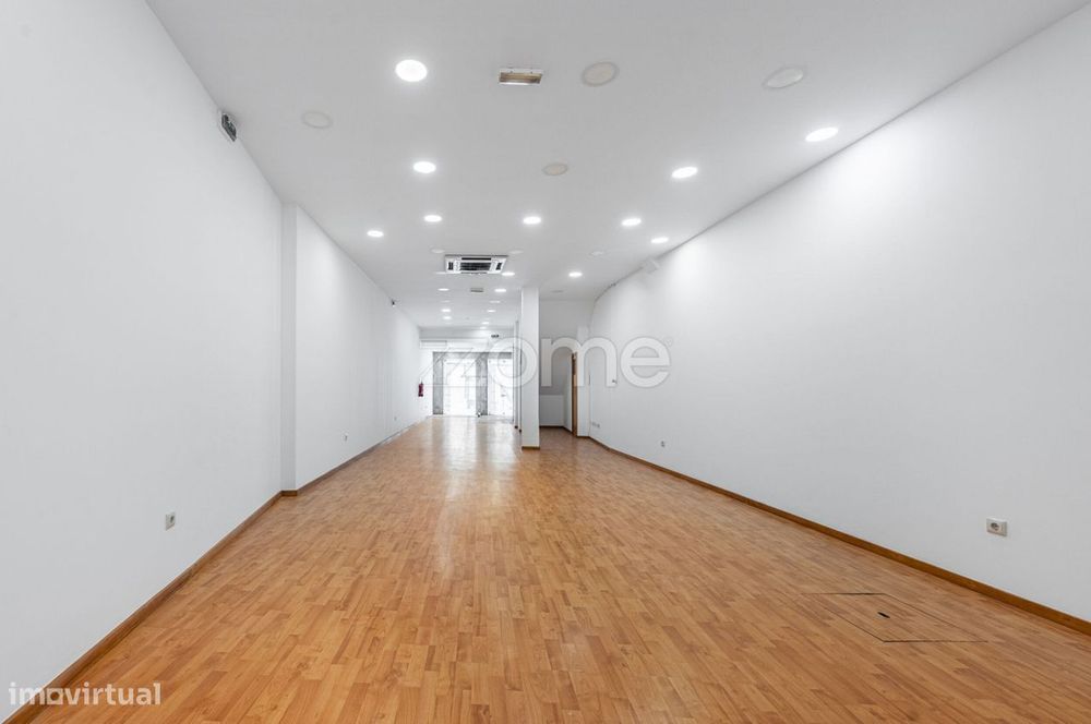 Prédio com Loja + 2 Apartamentos T1 e Terreno | Centro de Valongo
