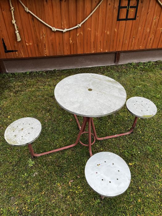 Stolik PRL z 4 siedziskami