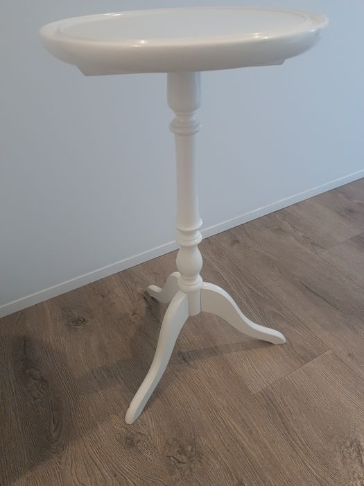 Mesa Antiga Restaurada – Peça Única (50+ anos)
Mesa de apoio de estilo clássico,