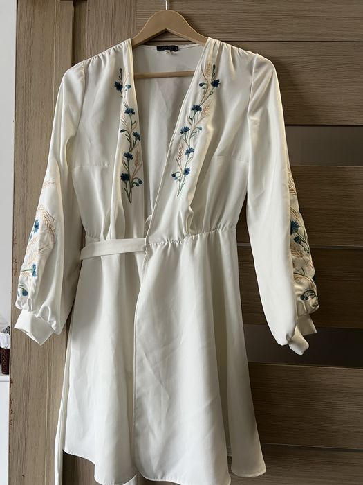 Сукня з вишитими рукавами