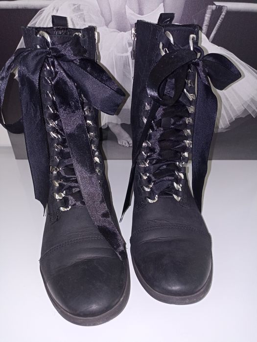 Skórzane botki Booci z łańcuchem wiązane oryginalną wstążką R.41