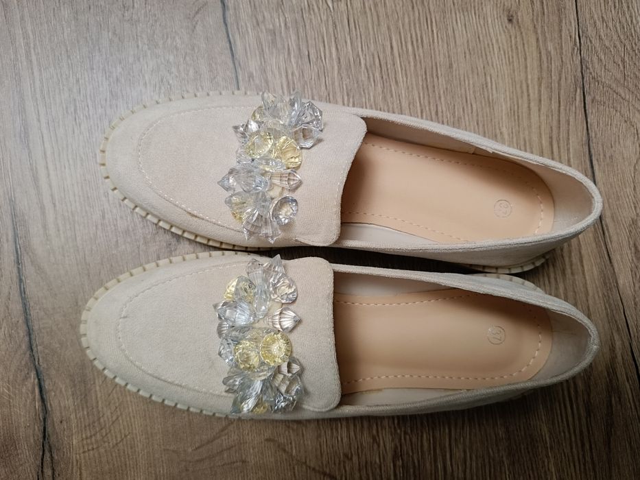 Beżowe buty baleriny 37