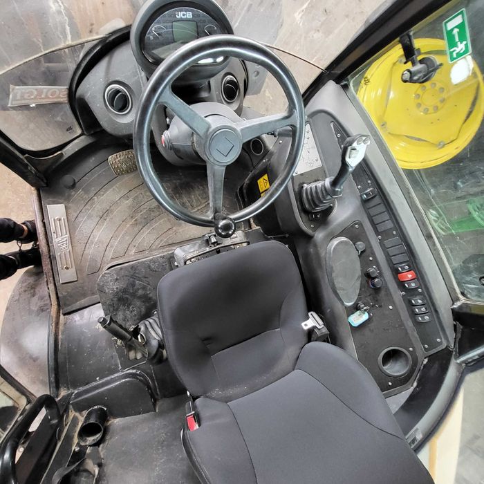 Навантажувач фронтальний jcb