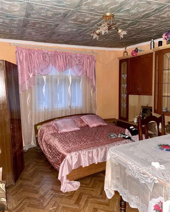 Продається невеличкий будиночок з великою земельною ділянкою