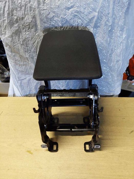 Podłokietnik czarny + stelaż Audi A4 B8