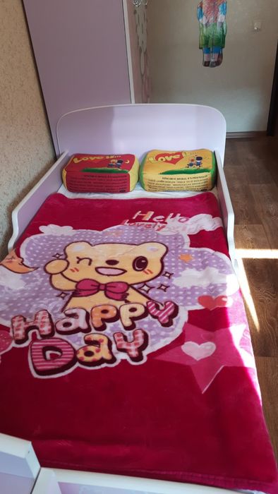 Ліжко, шафа. Меблі Hello Kitty для принцеси