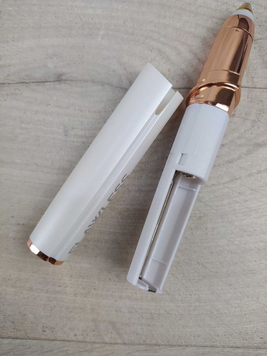 Finishing Touch Flawless Trymer do brwi OPIS