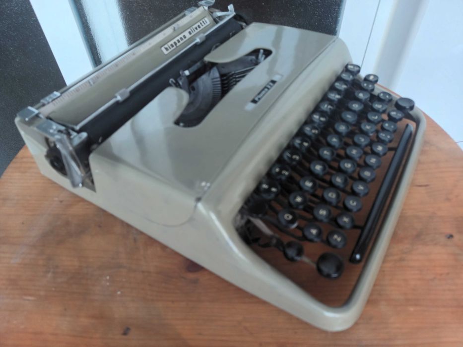 Máquina de escrever Olivetti Pluma 22