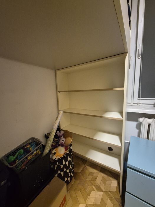 Łóżko piętrowe białe robione przez stolarza z regałami