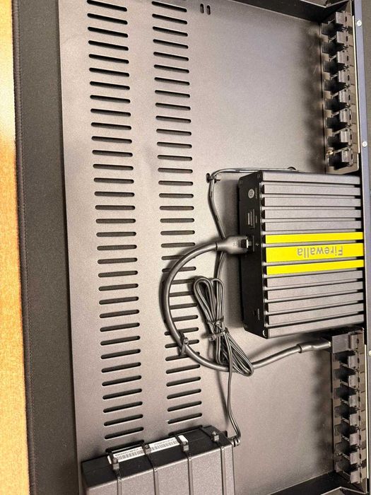 Firewalla Gold Plus + Półka do montażu w szafie Rack - Nowa