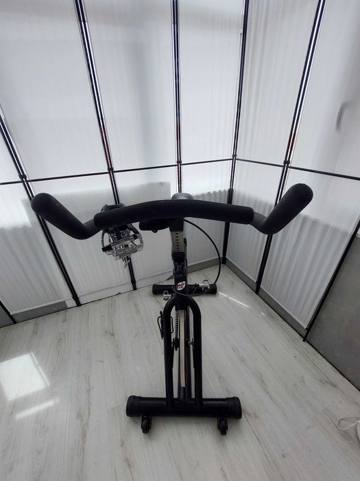 Bicicleta de Sprinting BH com mudanças Shimano e pedais mistos