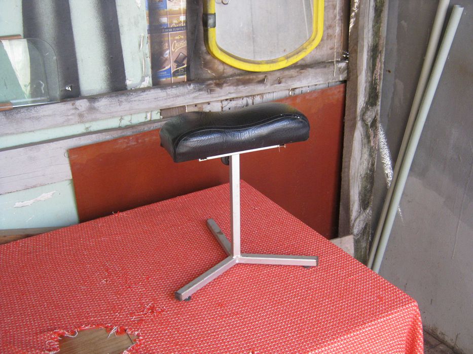 Стул для педикюра.Есть регулировка высоты.