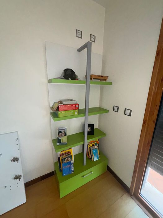 Conjunto com beliche e uma estante