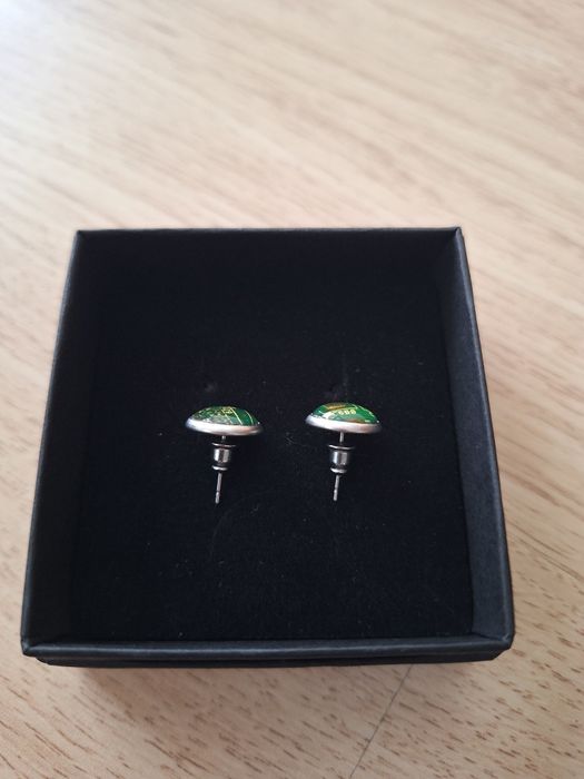 Okrągłe kolczyki–sztyfty z fragmentów zielonej płytki elektronicznej