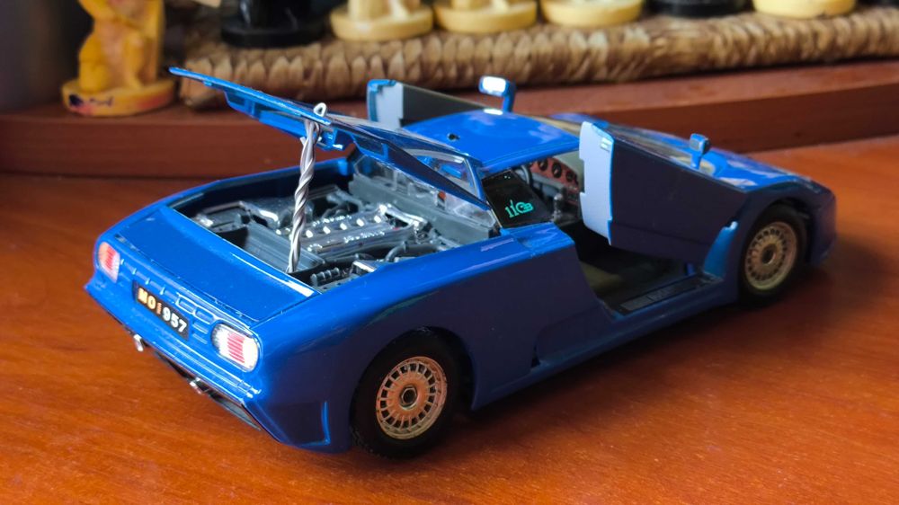 Машинка Bugatti EB110 1/24 Bburago