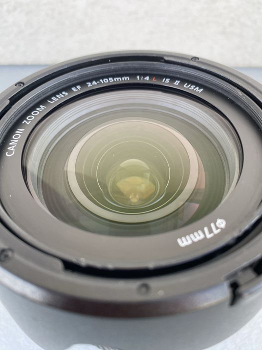 Canon EF 24-105 f4 L IS II USM + Canon EW-83M