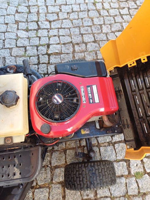 Trator corta relva com 15cv, largura de corte 107 cm