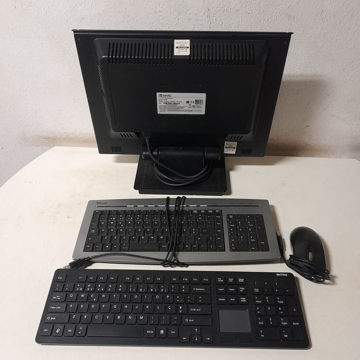 Monitor de computador + 2 teclados + rato