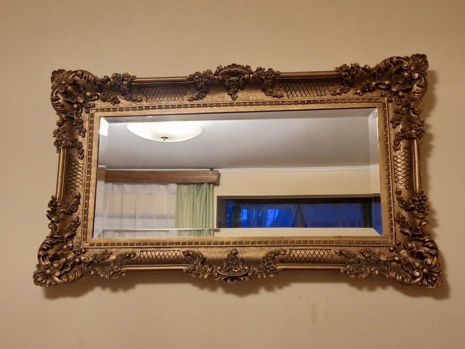 Lustro w rzeźbionej ramie