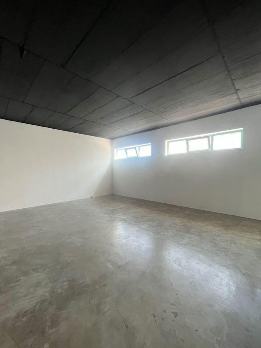 Lojas/ escritório em centro comercial no carregado