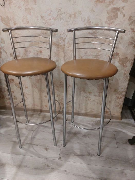 Продам два барных стула Б/У