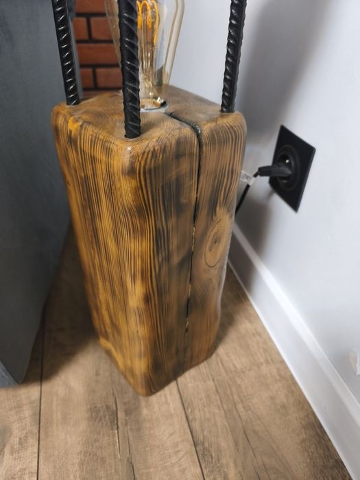 Drewniana lampa stojąca