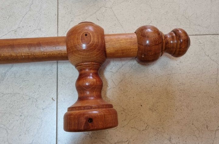 Varões em madeira com suportes e argolas/acessórios