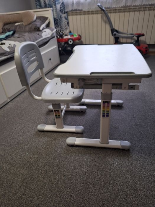 Ergonomiczne regulowane biurko z krzeslem rosnace z dzieckiem