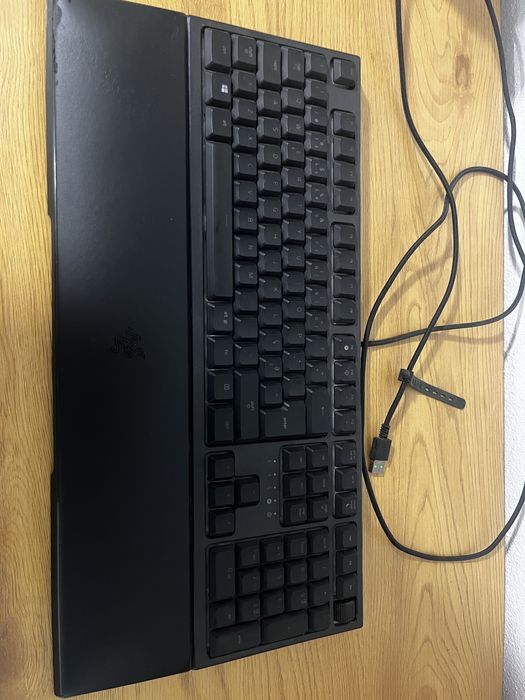 Teclado Razer Ornata V2 e microfone trust