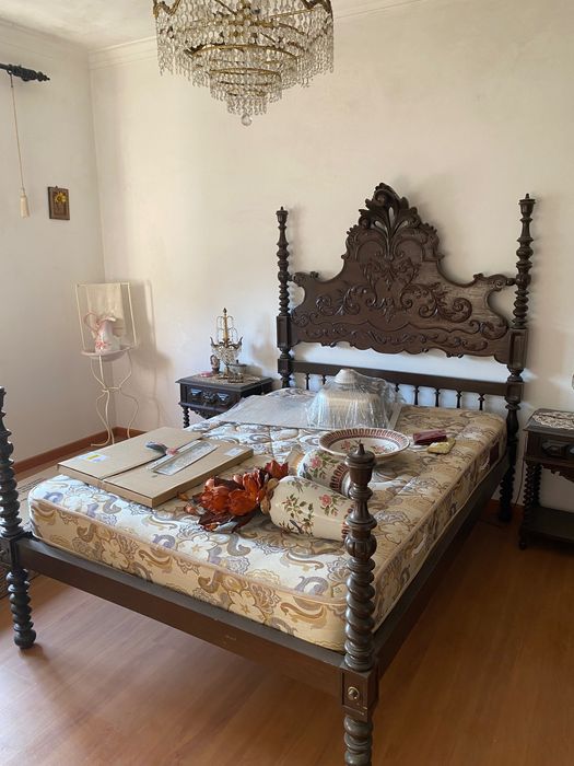 Cama em madeira maciça perfeito estado