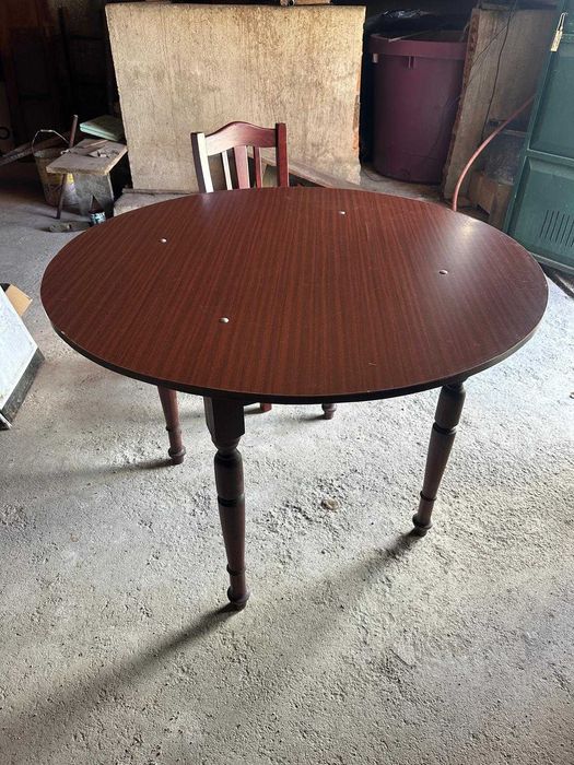 Mesas redondas e cadeiras em madeira