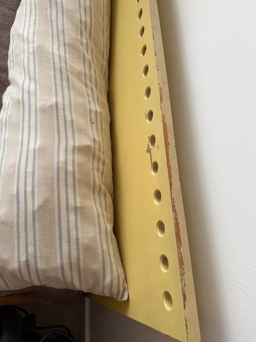 Cama com gavetas madeira + amarelo