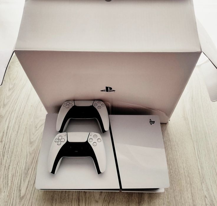 PlayStation 5 Slim (1 TB) com leitor de discos + 2 comandos — garantia até 2030