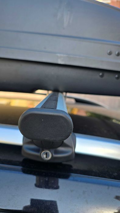 Bagageiro 390l de tejadilho de carro com as respetivas barras adaptadoras. Entrega apenas no local.