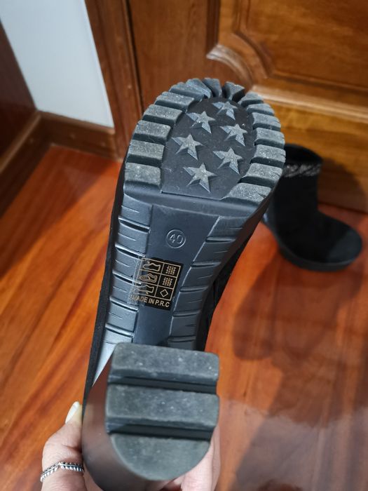 Botas pretas em camurça